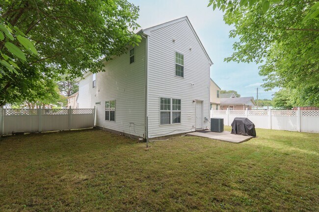 Building Photo - MOVE IN READY 3 Bedroom in the Heart of No...