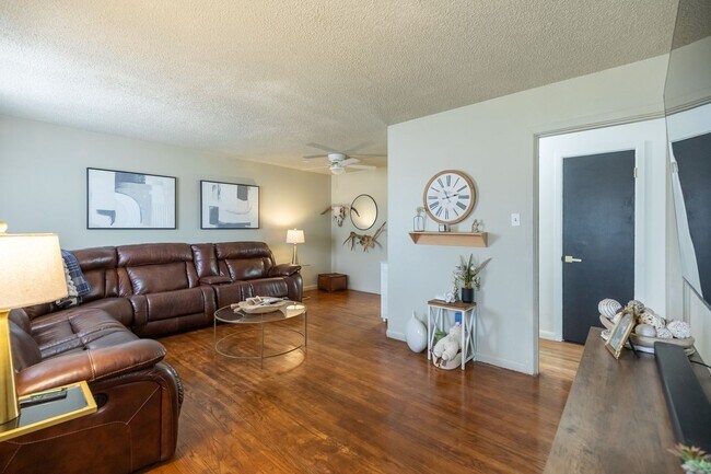 Building Photo - 633 S La Salle Dr