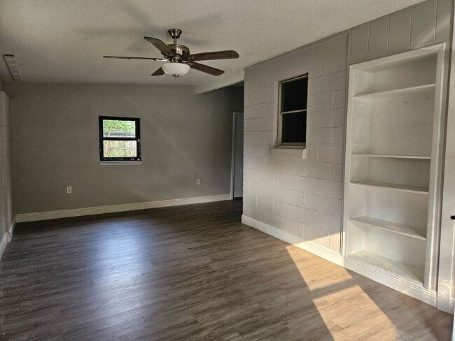 Building Photo - Lots of updates!