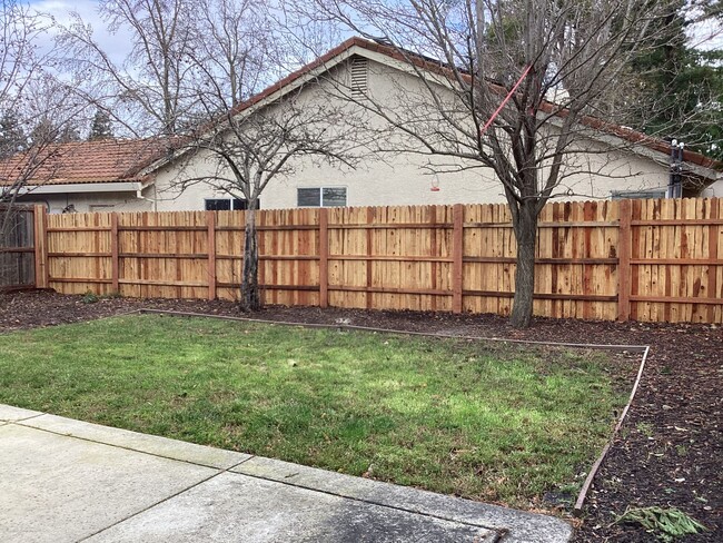Building Photo - 3 Bedroom Home in Elk Grove