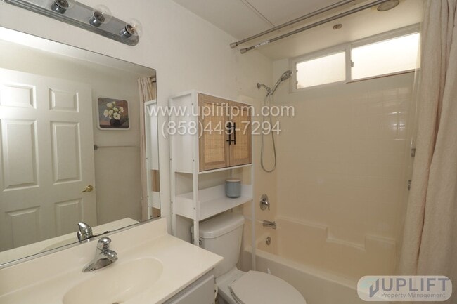 Building Photo - 3 Bed, 2 Bath Condo Near the Beach