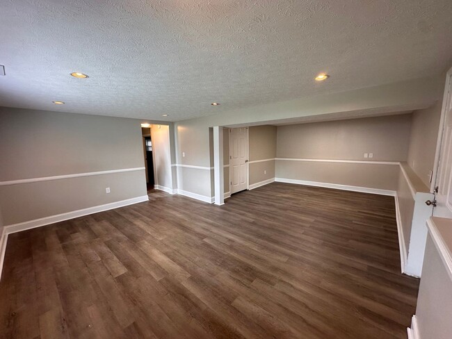 Building Photo - Renovated 5BR/2BA Bi-Level Home with Oversized 2 Car Garage For Rent!