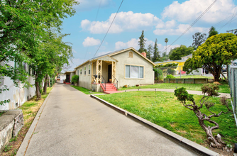 Building Photo - Updated 3 Bedroom Apartment Looking for a ...