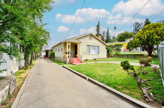 Primary Photo - Newly Updated Oakland 3-Bed: Off-Street Pa...