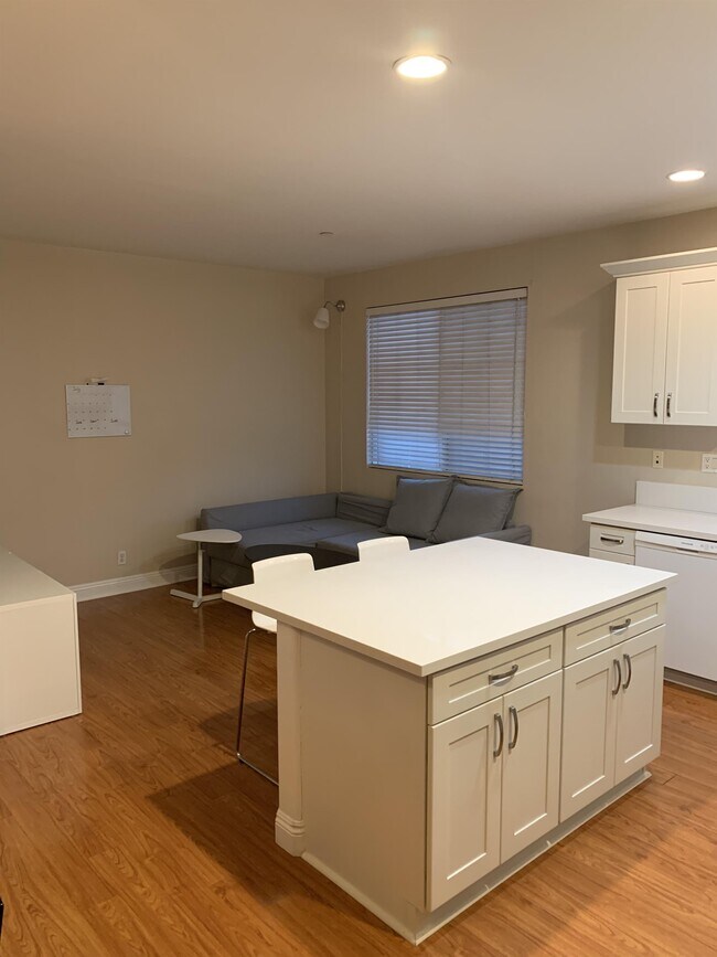 Building Photo - 281 Camphor Pl