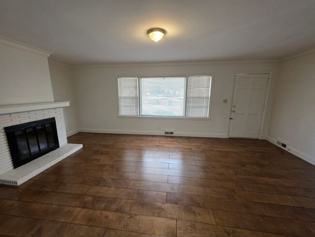 Building Photo - 3 BR House UTILITIES INCL!!!!