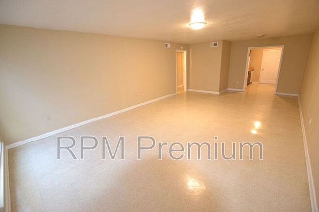 Building Photo - 2150 N Sherwood Forest Dr