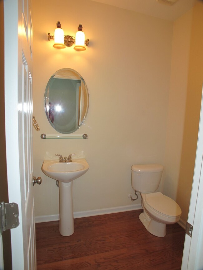 Building Photo - Beautiful move-in ready home located in th...