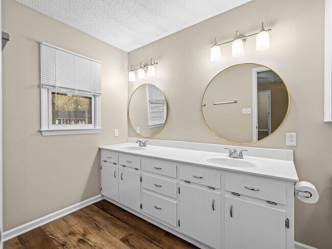 Building Photo - Willow Springs Home