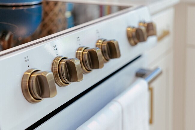 Building Photo - 610 38th St