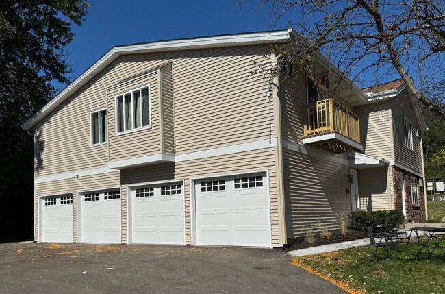 Building Photo - Cedarburg Townhome with attached garage, N...