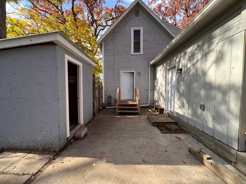 Building Photo - 947 Woodmere Ave