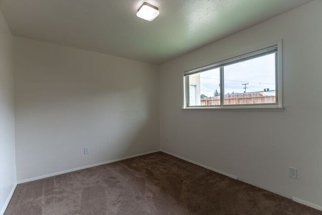 Building Photo - 2 Bedroom in Marina with Private Yard!
