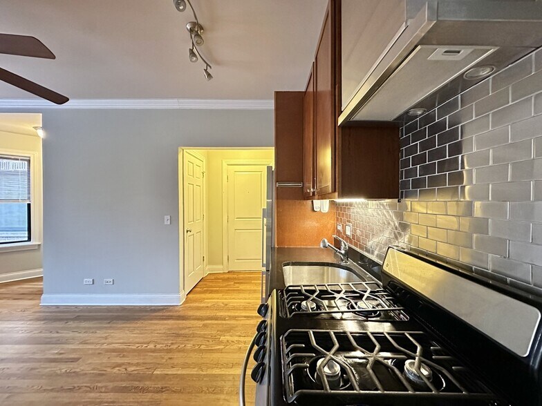 Building Photo - 736 W Addison St