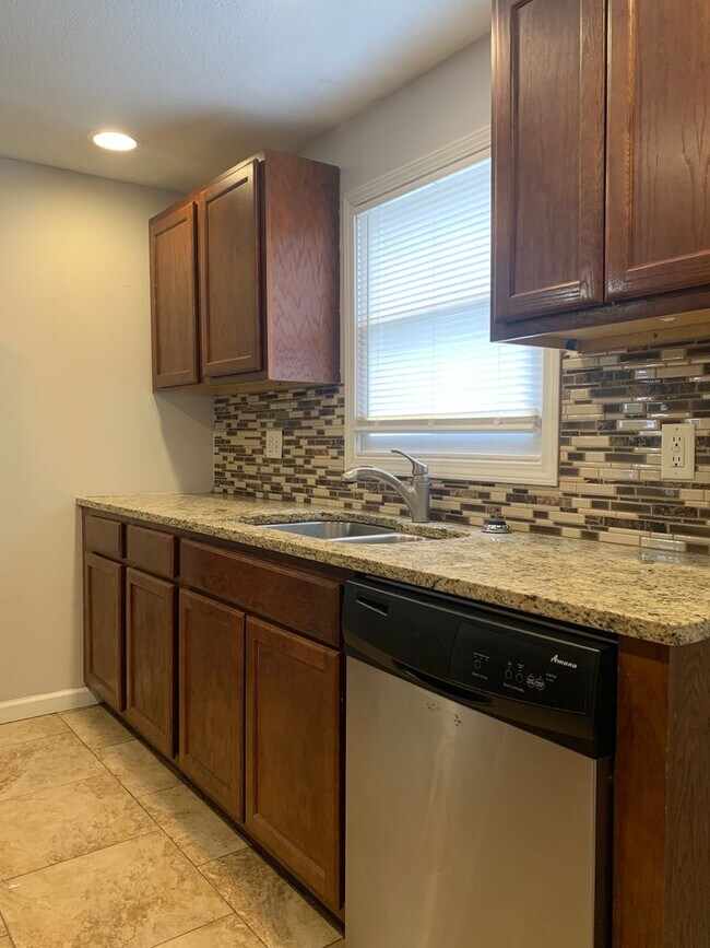Building Photo - Your Next Home Awaits: 4BR/2BA in Desirable Prairie Village Location!