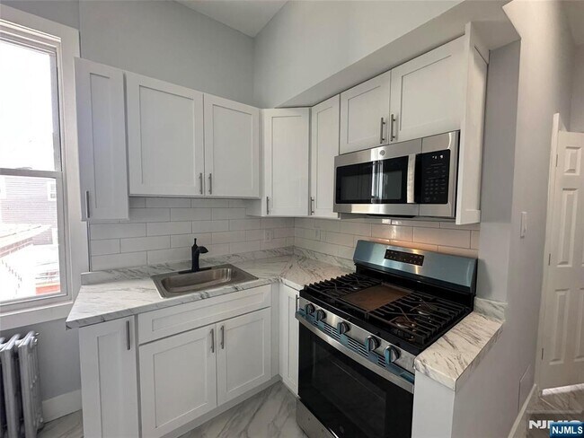 Building Photo - 707 2nd St