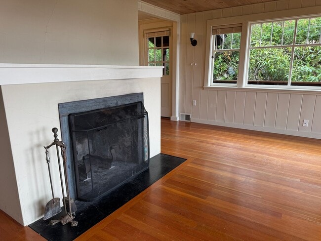 Building Photo - Desirable Indianola waterfront just in time for summer