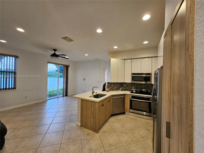 Building Photo - 17046 SW 39th Ct