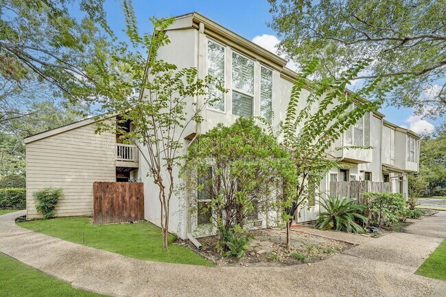 Building Photo - 2100 Tanglewilde St