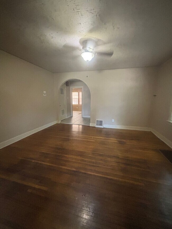 Building Photo - 3 Bedroom, 3 Bathroom Home Available  2-Car Garage & Spacious Living Near WSU.