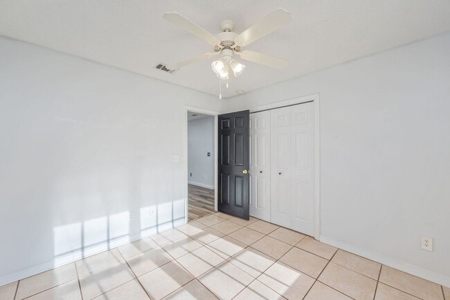 Building Photo - North Crestview Home!