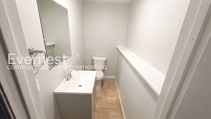 Building Photo - 2865 Chatsworth Way