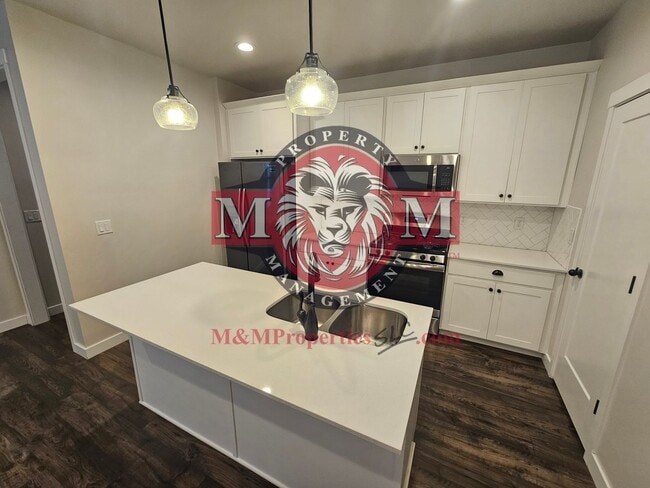 Building Photo - Great 3 Bd 2 Ba Townhome 2 Car Garage