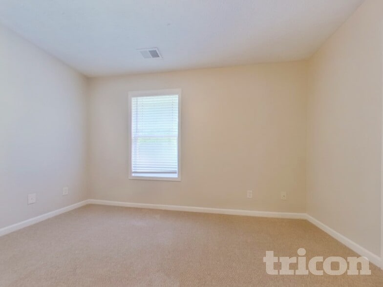 Building Photo - 611 Hemlock Ct
