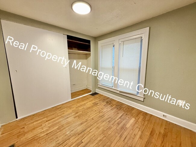 Building Photo - Updated 2-Bedroom Duplex in Kansas City, KS