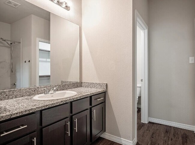 Building Photo - 2708 Vine Ct