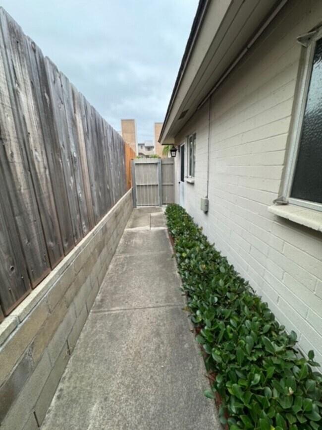 Building Photo - Oliver Ave | Relaxed Coastal Apartments in Pacific Beach – Easy Living Just Blocks from the Ocean!