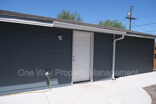 Building Photo - 2038 1/2 5th St