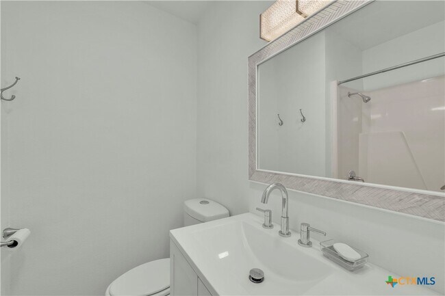 Building Photo - 513 Red River Rd