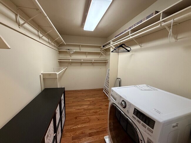 Building Photo - 841 Parker St