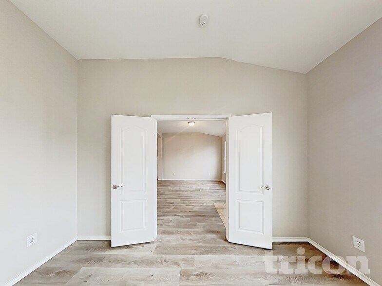 Building Photo - 2106 Rose May Dr