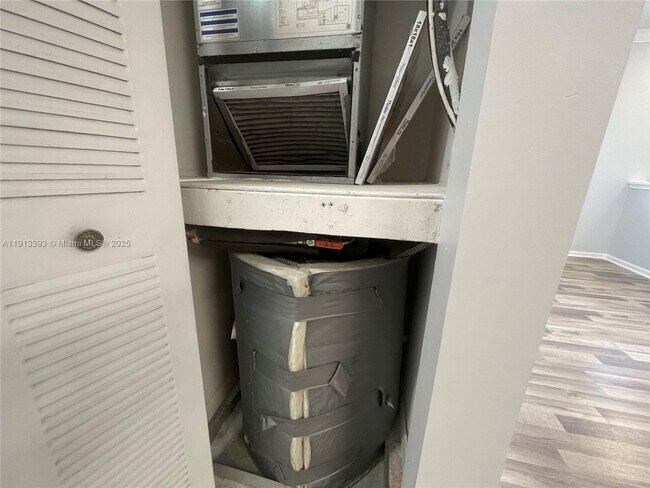 Building Photo - 6020 W Sample Rd