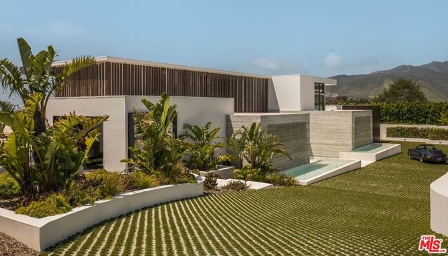 Building Photo - 6889 Dume Dr