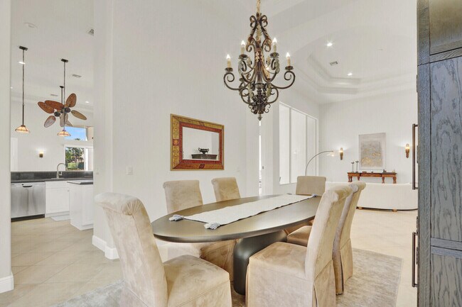 Building Photo - 528 Les Jardin Dr