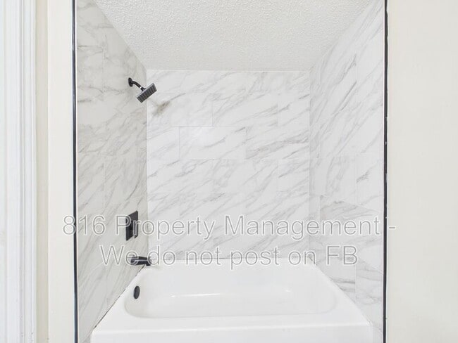 Building Photo - 402 S Commercial Ave