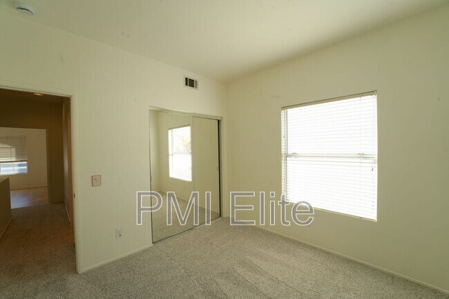 Building Photo - 27879 Skycrest Cir Dr