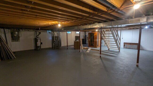 Building Photo - 2025 Longfellow St NE