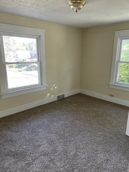 Building Photo - 206 Wales Rd NE