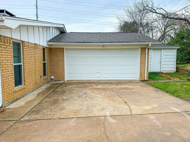 Building Photo - 4 Bedroom, 2 Bathroom Home in Woodway, TX!