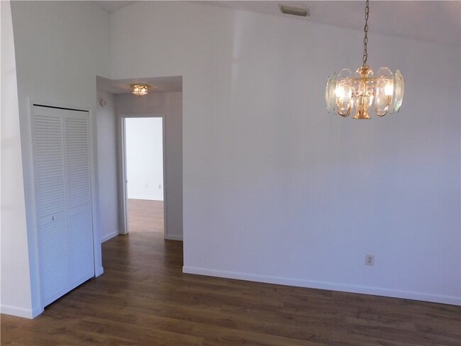 Building Photo - 873 Barber St