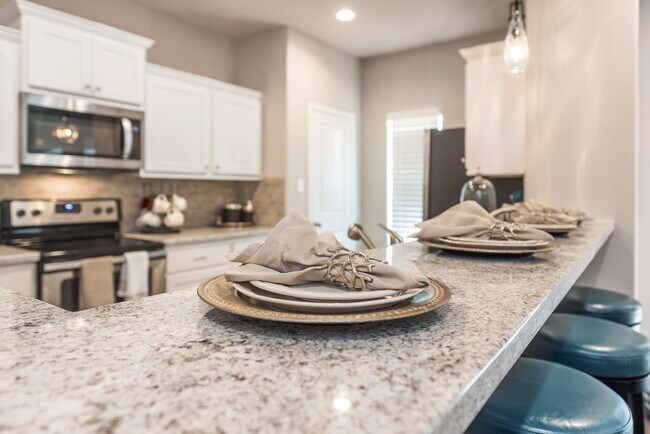 Building Photo - August Pre-Lease!! 4/4.5 in Pershing Point!