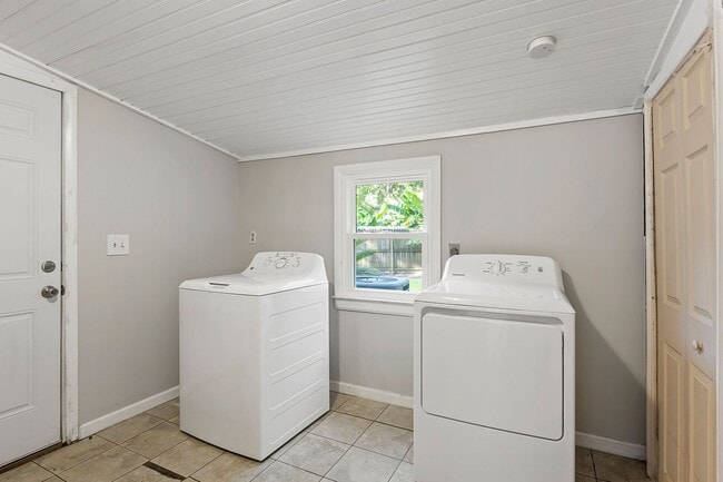 Building Photo - 409B