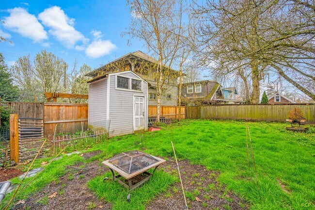 Building Photo - 626 NE Russell St