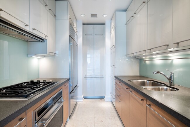 Building Photo - 151 E 58th St