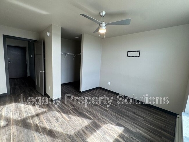 Building Photo - 226 E Greenfield Ln