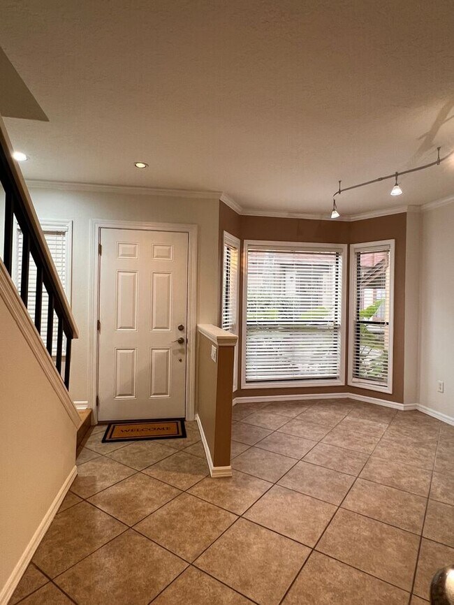 Building Photo - Beautifully updated 2 bedroom 2 1/2 baths ...